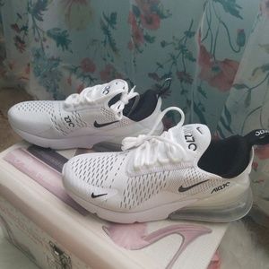 Air Max 270 (men 6.5, women 7.5,)